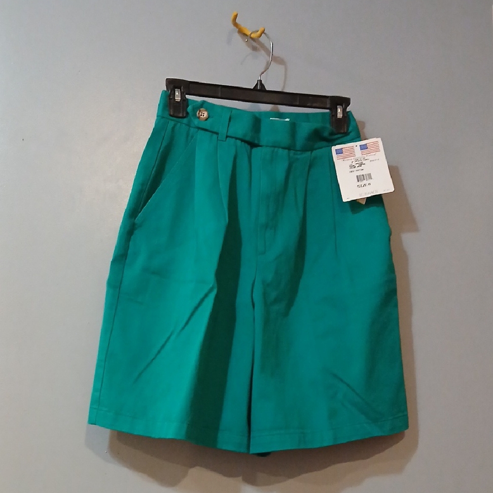 Green Bermuda Shorts with Tailored Fit and Preppy Style